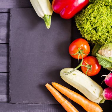 Taze sebze. Kabak, biber, havuç, lahana, karnabahar, turp, marul, domates sağlıklı beslenme kopya kavramı uzay doğal organik ürünler