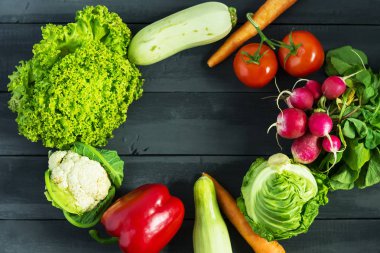 Taze sebze. Kabak, biber, havuç, lahana, karnabahar, turp, marul, domates sağlıklı beslenme kopya kavramı uzay doğal organik ürünler