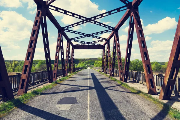 Staré Auto Most Přes Řeku Modrou Oblohou Letní Slunečný Den — Stock fotografie