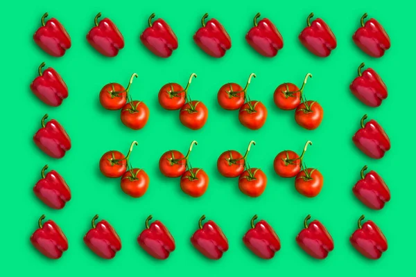 Motif Coloré Tomates Rouges Mûres Poivrons Sur Fond Vert Concept — Photo