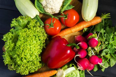 Taze sebze. Kabak, biber, havuç, lahana, karnabahar, turp, marul, domates sağlıklı beslenme kopya kavramı uzay doğal organik ürünler