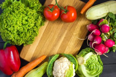 Taze sebze. Kabak, biber, havuç, lahana, karnabahar, turp, marul, domates sağlıklı beslenme kopya kavramı uzay doğal organik ürünler