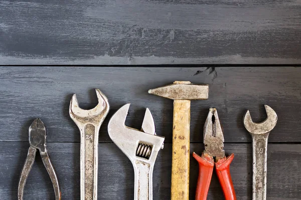 Çeşitli araçlar için anahtarı koyu ahşap bir masa üzerinde. Uzay kopyalayın. Kavram mutlu babalar günü. Tatil.