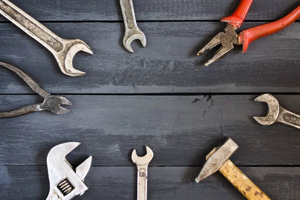 Çeşitli araçlar için anahtarı koyu ahşap bir masa üzerinde. Uzay kopyalayın. Kavram mutlu babalar günü. Tatil.