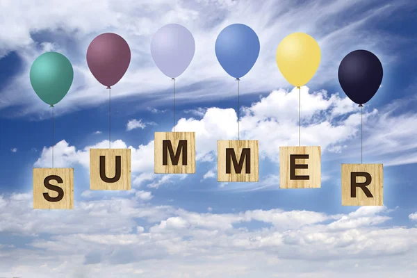 マルチカラーのインフレータブル ボール青い曇り空を背景に木のキューブ上の碑文 夏休みのコンセプトです 夏の背景 — ストック写真