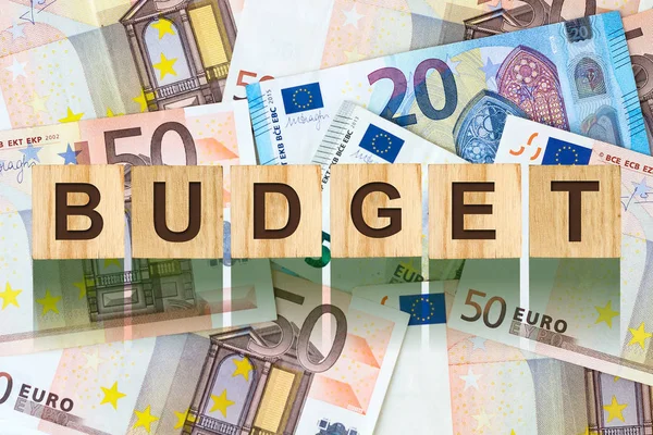 Словом Бюджет Складається Букв Дерев Яні Блоки Тлі Банкноти Євро — стокове фото