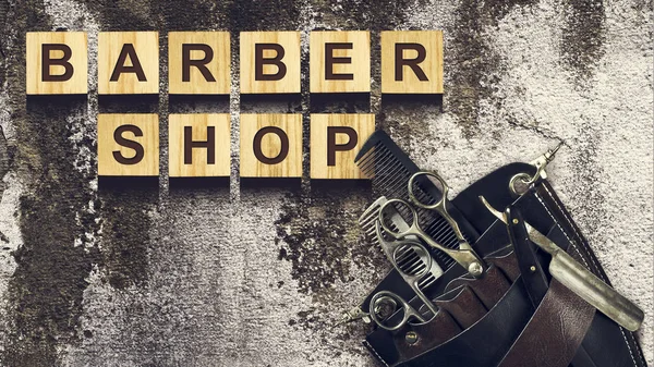 Koncepcja Barber Shop Napis Drewniane Kostki Tle Starego Ściana Piękno — Zdjęcie stockowe