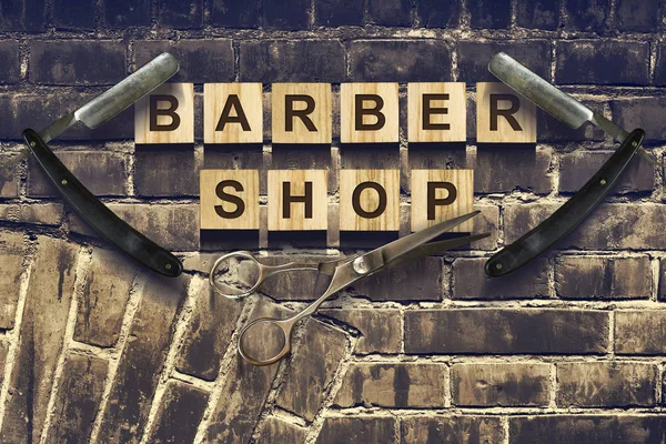 概念理发店 在旧老式墙的背景上的木质立方体上的铭文 — 图库照片