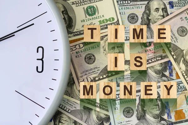 Słowo Time Money Składa Się Liter Drewniane Bloki Tle Dolarowych — Zdjęcie stockowe