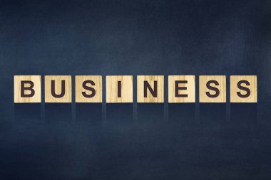 Word iş, ahşap inşaat küpleri harflerin oluşur. Koyu mavi arka plan. Kavram iş, finans. Arka planlar.