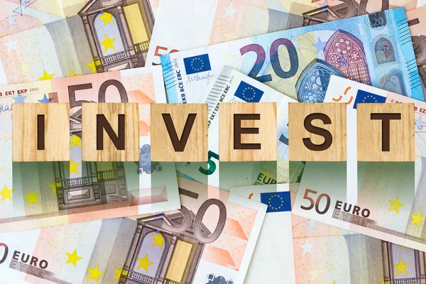 Словом Invest Складається Букв Дерев Яні Блоки Тлі Банкноти Євро — стокове фото