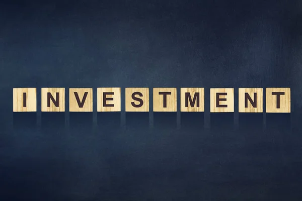 Ordet Investeringen Består Bokstäver Träkonstruktion Kuber Mörkblå Bakgrund Konceptet Business — Stockfoto