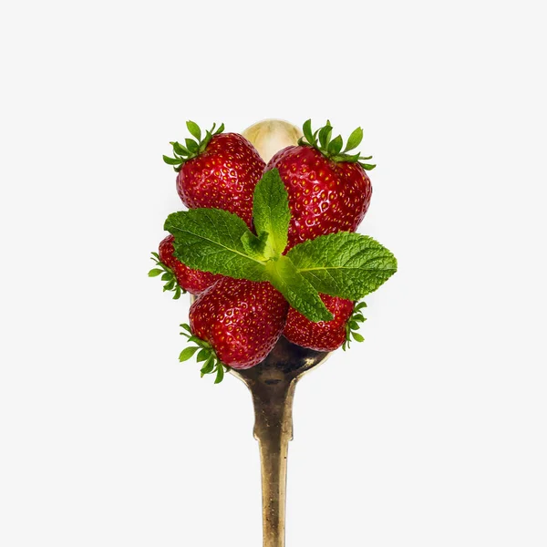 Frische Reife Erdbeere Mit Minzblättern Einem Eisernen Löffel Auf Weißem — Stockfoto