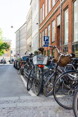 Copenhagen, Danimarka - 7 Temmuz 2018. Birçok bisiklet park yerinde vardır. Sokaklar Kopenhag. Araç. Seyahatler.