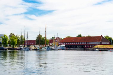 Kopenhag, Danimarka - Temmuz 12, 2018.Canal eski gemiler ile Kopenhag. Sıcak güneşli bir gün. Seyahat, mimari.