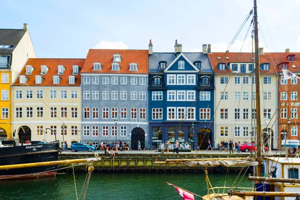 Copenhague, Dinamarca - 11 de julio de 2018. Calles de Copenhague. Hermosas casas de colores en el canal. Nyhaven. Paisaje urbano. Arquitectura . — Foto de Stock