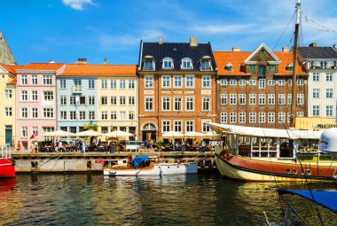Copenhagen, Danimarka - 13 Temmuz 2018. Sokaklar Kopenhag. Kanaldaki güzel renkli evler. Nyhaven. Şehir manzarası. Mimari seyahat etmek