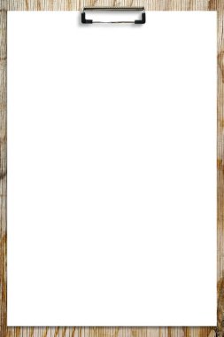 Boş bir ahşap kartına iliştirilmiş kağıt sayfası. Kadar alay et. Kopya alanı.