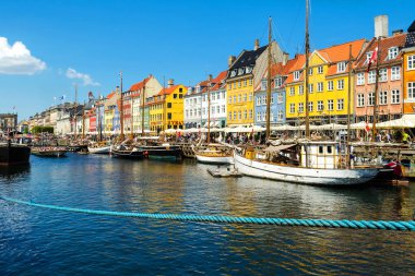 Copenhagen, Danimarka - 13 Temmuz 2018. Sokaklar Kopenhag. Kanaldaki güzel renkli evler. Nyhaven. Şehir manzarası. Mimari.