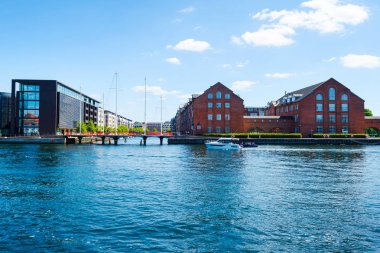 Copenhagen, Danimarka - 9 Temmuz 2018. Kopenhag kanal kıyısında güzel modern mimari. Mimarisi. Şehir manzarası. Seyahatler.