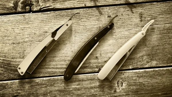 Concept Barber Shop. Viejas máquinas de afeitar de peluquería sobre un fondo de madera. Tonificado. Sepia. Copiar espacio belleza . — Foto de Stock
