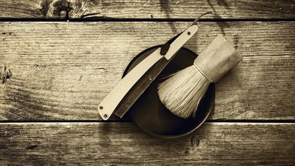 Concept Barber Shop. Viejos peluqueros de afeitar y cepillo de afeitar sobre un fondo de madera. Tonificado. Sepia. Copiar espacio belleza . — Foto de Stock