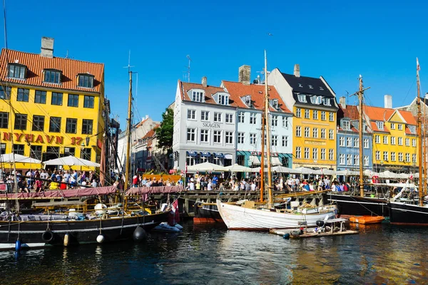 Copenhague, Dinamarca - 7 de julio de 2018. Calles de Copenhague. Hermosas casas de colores en el canal. Nyhaven. Paisaje urbano. Arquitectura . — Foto de Stock