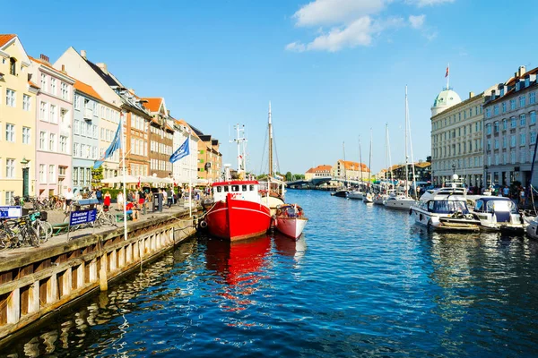 Copenhague, Dinamarca - 7 de julio de 2018. Calles de Copenhague. Hermosas casas de colores en el canal. Nyhaven. Paisaje urbano. Arquitectura . — Foto de Stock