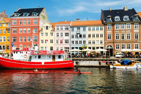 Kopenhagen, Dänemark - 13. Juli 2018. Straßen von Kopenhagen. schöne bunte Häuser am Kanal. nyhaven. Stadtlandschaft. Architektur. — Stockfoto