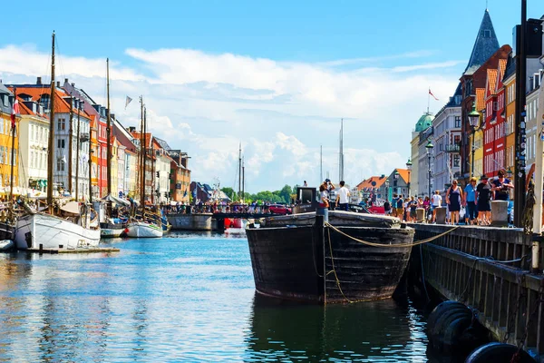 Copenhague, Dinamarca - 13 de julio de 2018. Calles de Copenhague. Hermosas casas de colores en el canal. Nyhaven. Paisaje urbano. Arquitectura . — Foto de Stock