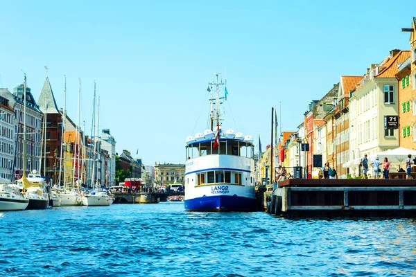 Copenhague, Dinamarca - 13 de julio de 2018. Calles de Copenhague. Hermosas casas de colores en el canal. Nyhaven. Paisaje urbano. Arquitectura . — Foto de Stock