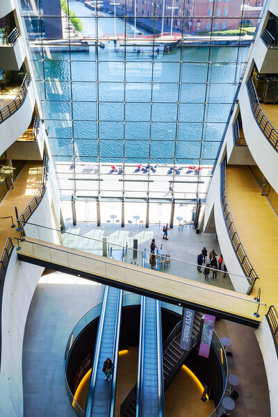 Копенгаген, Дания - 9 июля 2018 года. Королевская библиотека Копенгагена, Черный Алмаз. Внутри. Достопримечательности
.