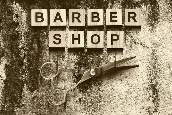 Concept Barber Shop Iscrizione Cubi Legno Sullo Sfondo Una Vecchia — Foto Stock