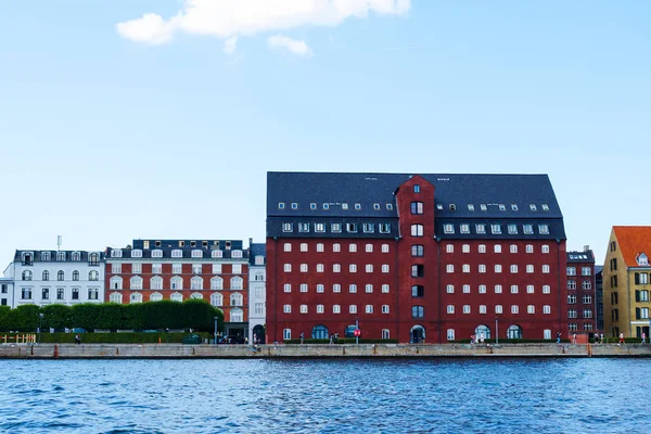 哥本哈根 2018年7月13日 在运河岸边的哥本哈根美丽的建筑 城市景观 — 图库照片