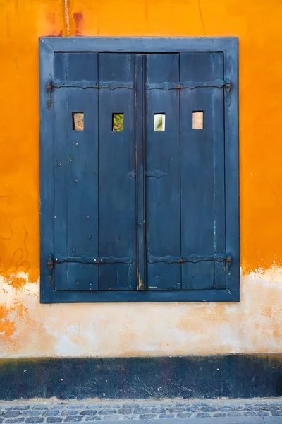 Sarı Bir Duvar Eski Güzel Pencere Mimarisi Arka Planlar Seyahatler — Stok fotoğraf