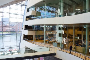 Copenhagen, Danimarka - 9 Temmuz 2018. Kopenhag, siyah elmas Kraliyet Kütüphanesi. İç mekanlara gezi