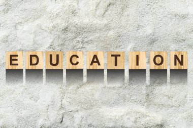 Eğitim. Eski taş duvarın dices ve arka plan üzerinde yazıt alfabesinden. Eğitim kavramı.