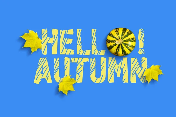 Napis Hello Jesienią Dekoracyjne Dyni Liści Niebieskim Tle Jesienne Tła — Zdjęcie stockowe
