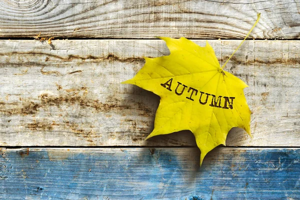 Hoja Amarilla Con Inscripción Otoño Sobre Fondo Madera Copiar Espacio —  Fotos de Stock