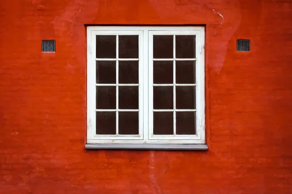 Schönes Altes Fenster Vor Dem Hintergrund Der Roten Backsteinwand Architektur — Stockfoto