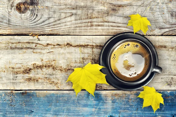 한잔의 커피와 노란가 바탕에 나뭇잎 배경입니다 공간에 합니다 — 스톡 사진