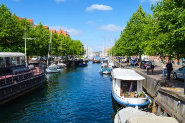 Copenhagen, Danimarka - 9 Temmuz 2018. Güzel yatlar ve kanal gemilerde. Su ulaştırma araçları. Mimarisi. Şehir manzarası seyahat