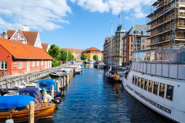 Copenhagen, Danimarka - 9 Temmuz 2018. Güzel yatlar ve kanal gemilerde. Su ulaştırma araçları. Mimarisi. Şehir manzarası seyahat