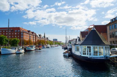 Copenhagen, Danimarka - 9 Temmuz 2018. Güzel yatlar ve kanal gemilerde. Su ulaştırma araçları. Mimarisi. Şehir manzarası seyahat
