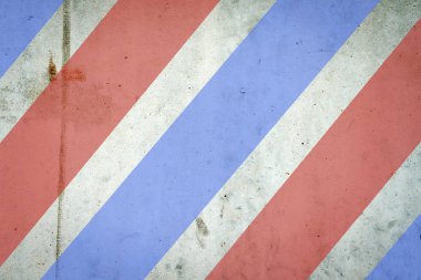 Beton duvar kırmızı ve mavi şeritler halinde. Kuaför Salonu için arka plan. Arka plan. Kopya alanı