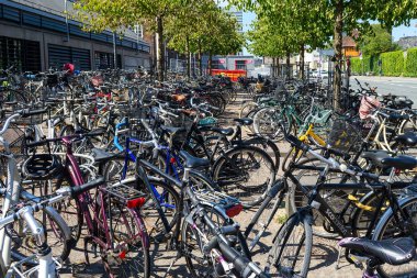 Copenhagen, Danimarka - 16 Temmuz 2018. Birçok bisiklet park ettiniz. Bisiklet, Kopenhag ana ulaşım. Transpot seyahat