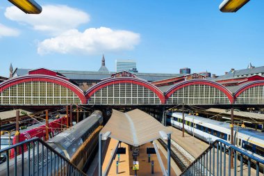 Kopenhag Merkez Tren İstasyonu. Yukarıdan görüntüleyin. Ulaşım, altyapı. Yaz tuz gün.