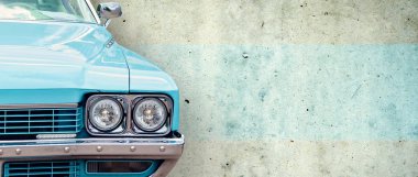 Arka plan beton bir duvarı'nın eski güzel araba far. Uzay kopyalayın. Kavram afiş tamir, otomobil satışı.