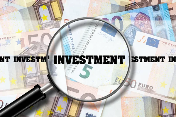 Investeringar, Visa genom ett förstoringsglas på inskriften på bakgrunden av eurosedlar. Affärsekonomi. — Stockfoto