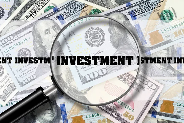 Investasi, Tilikan melalui kaca pembesar pada prasasti di latar belakang tagihan Dolar. Keuangan Bisnis . — Stok Foto
